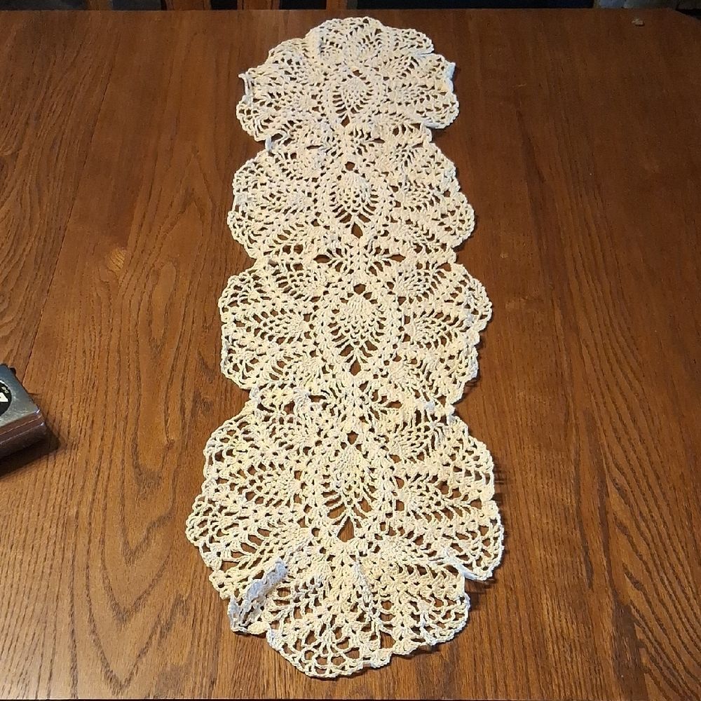 Vintage Cream 41" X‎ 12" pineapple pattern crocheted runner